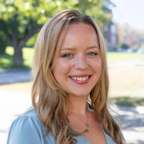 Headshot of Elizabeth LaFlamme